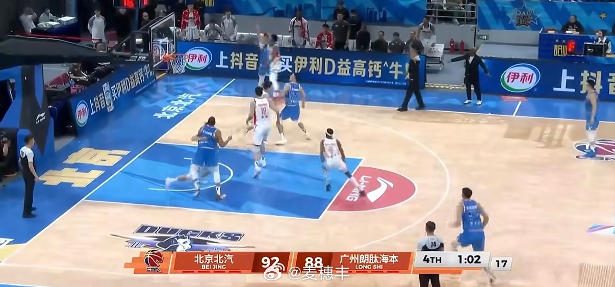 今天之前，我确实不熟悉张鹏珲这个球员，查了一下是二年级球员，投进的绝命三分球也是