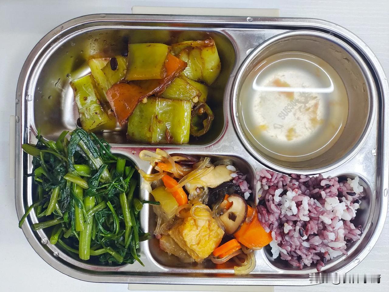 工作餐来喽:豆豉虎皮青椒，炒空心菜，冬瓜炖油豆腐，杂粮米饭，荆芥番茄蛋花汤。分享