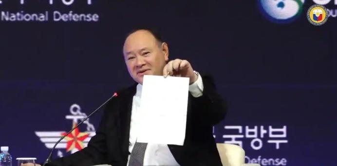 菲律宾国防部长发言途中收到中方的立场便条，随后借机怒斥 “缺乏基本礼仪”！

这