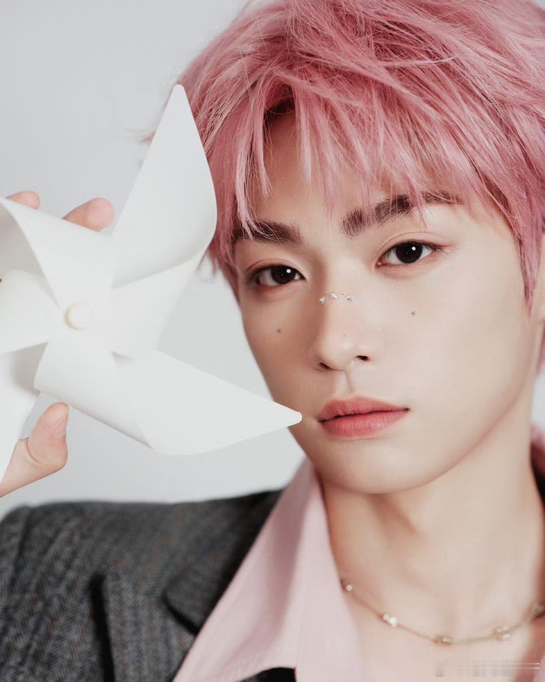 梓渝[超话]梓渝染粉发了梓渝今日是pinkpink的 ​​​哇唔！梓渝音乐节出图