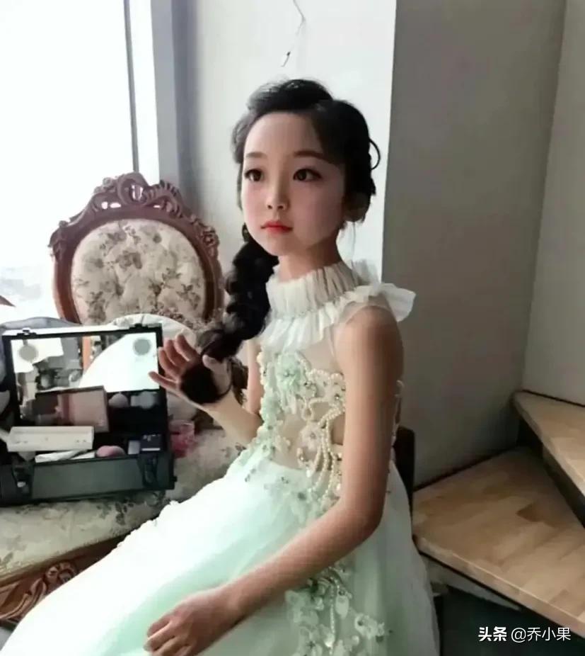 范冰冰的堂妹范朵朵，10岁就成了妥妥的小美人，五官精致，灵动又可爱。高额头大眼睛
