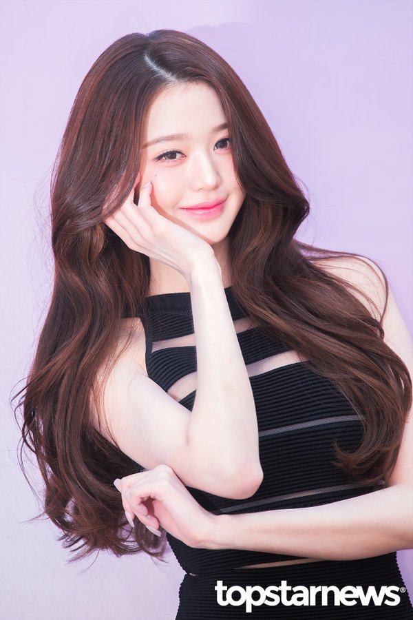 张元英 x Dyson美丽元英登场，身穿优雅黑色小礼裙搭配粉色玫瑰花修饰的黑色高