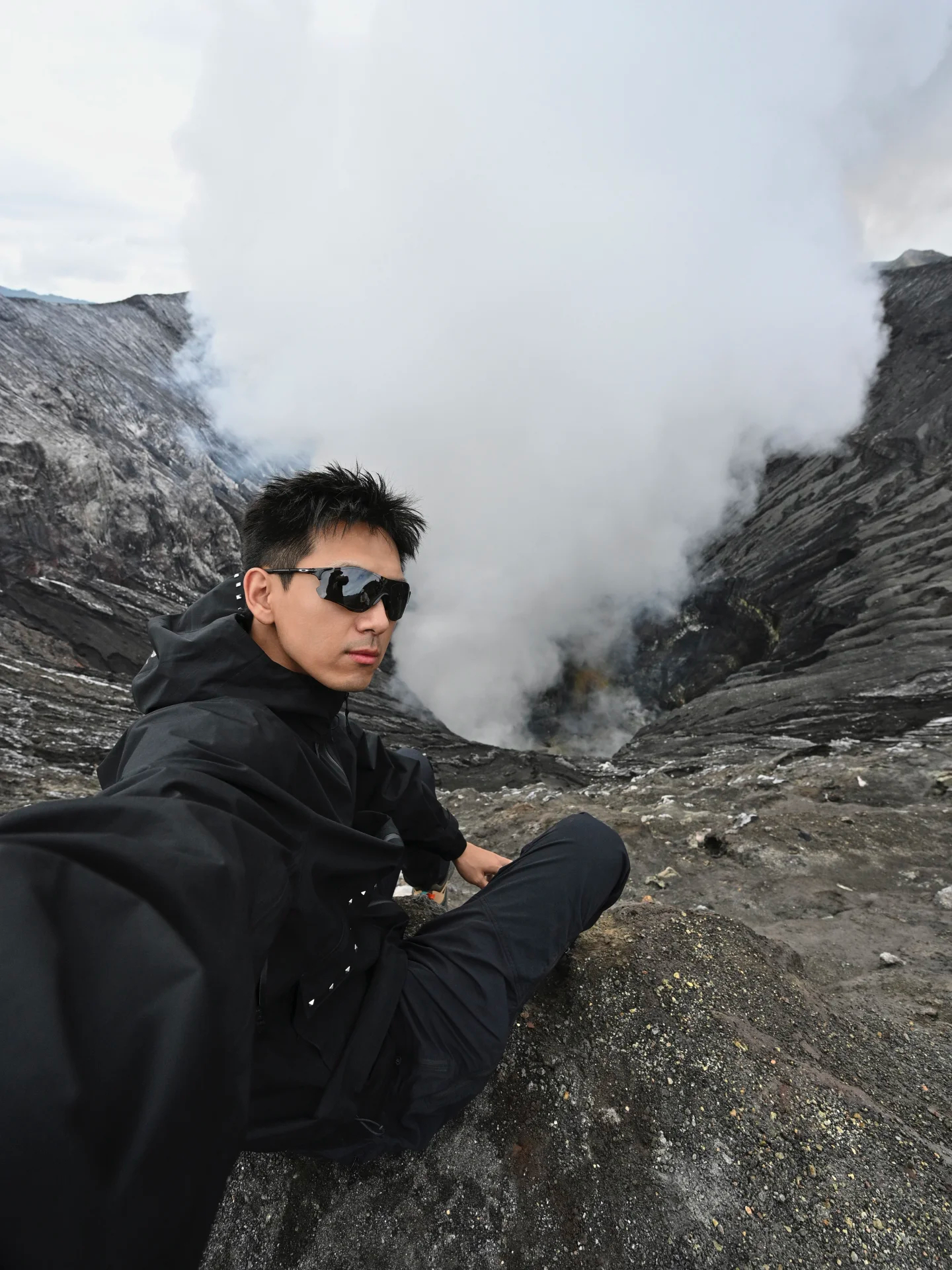 敢坐火山口真的过于牛了，再次感叹，这人的精力体力怎么会这么好呢 