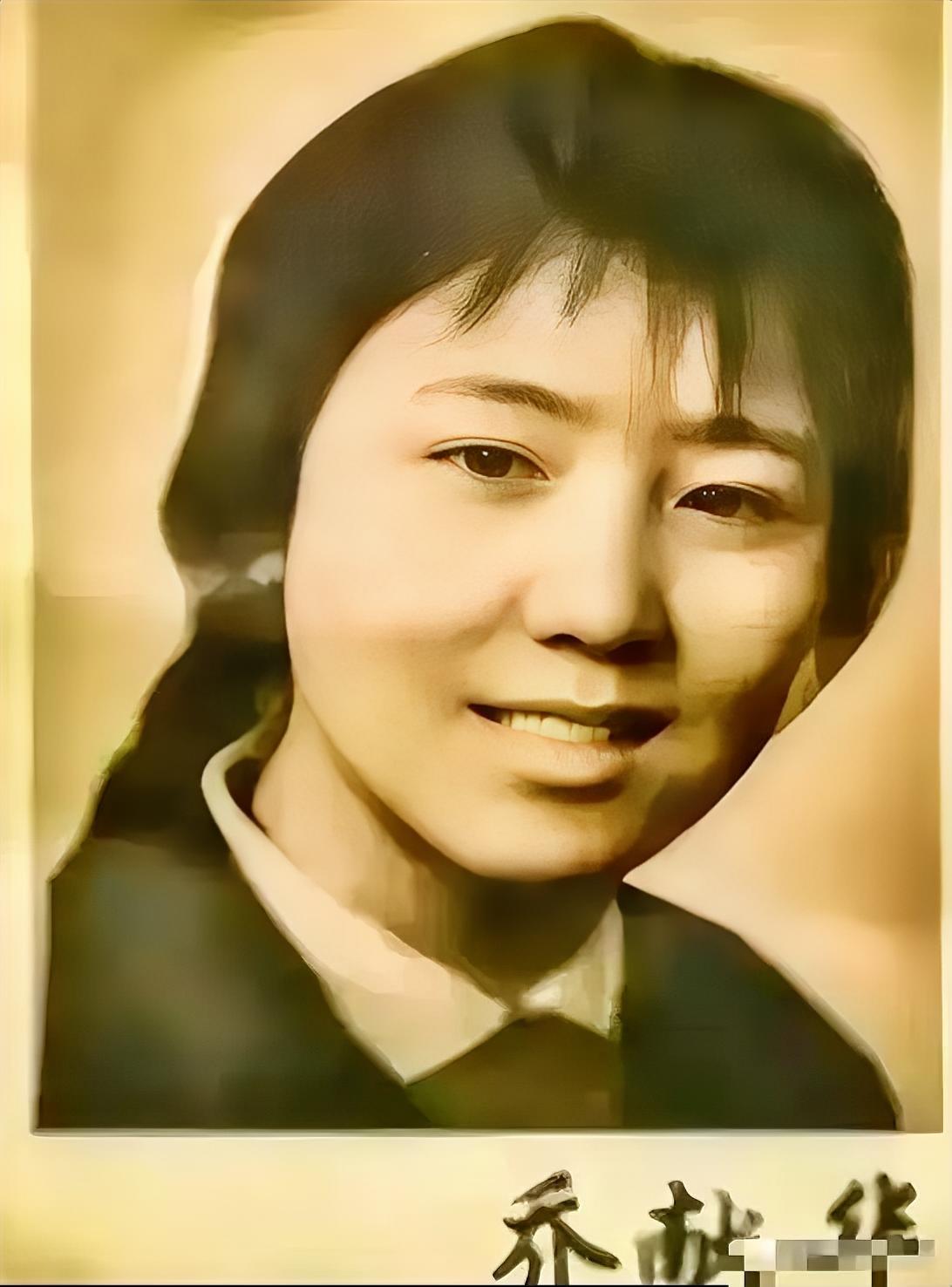 1972年，泥瓦匠张复生迎娶了女知青乔献华。新婚夜，他发现妻子的腰很粗，面对他的