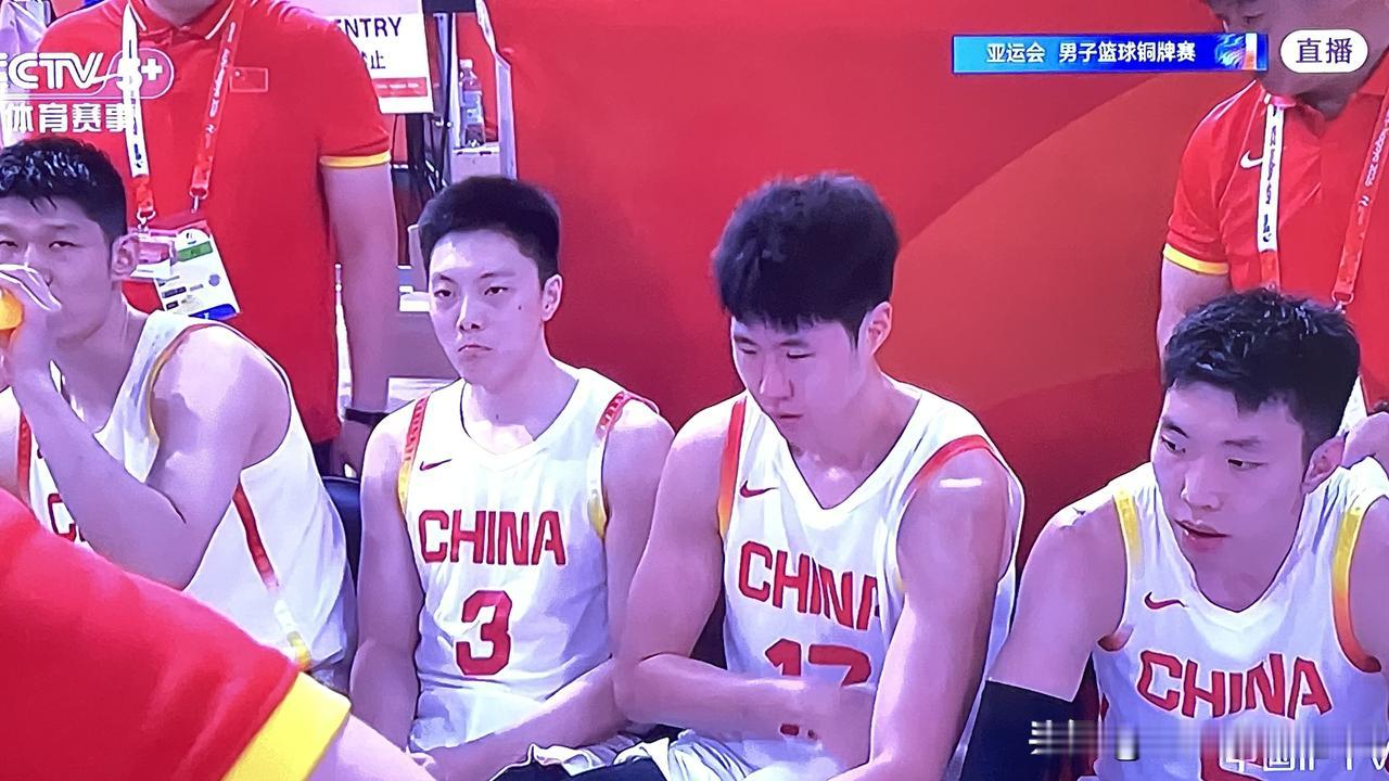 态度正常，看得出来今天的比赛他们想赢！
拼搏精神回来一些，郭士强也开始在下面呼喊