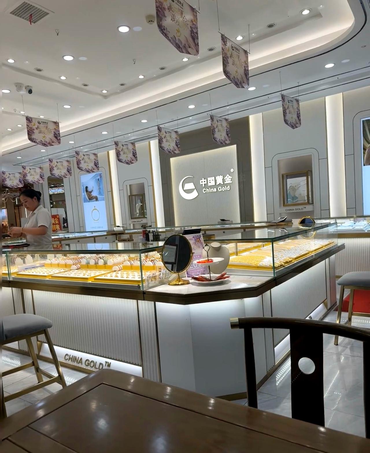 今年还在开珠宝店的老板才是真的死多头吧

几十公斤的库存，不到4个月跌了1000