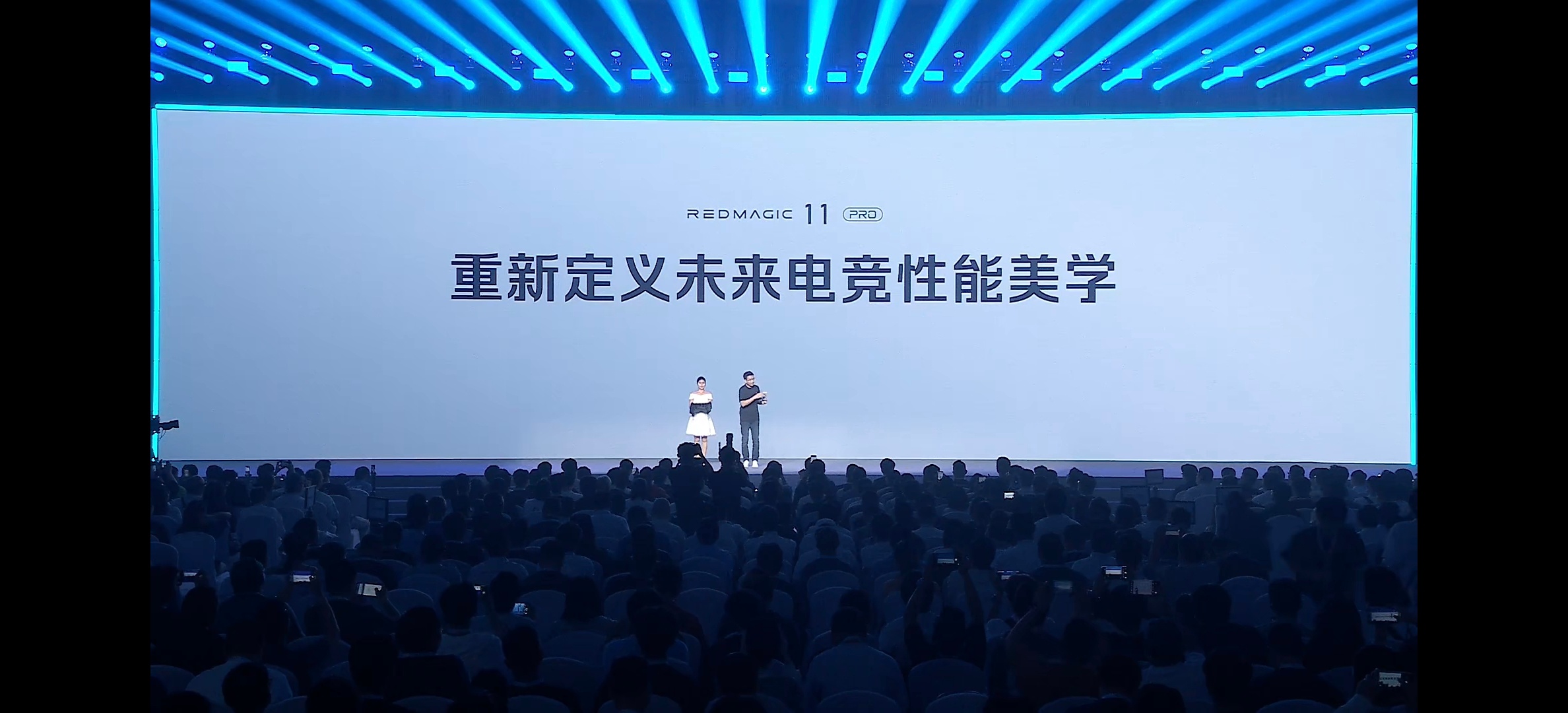 红魔使用了技能“群嘲”作为一款游戏机，为了横握时的手感，把背部做成纯平，我觉得很