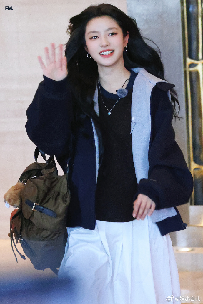 徐若晗明媚 徐若晗的明媚从来都不刺眼😌，是温柔又坚定的力量，看着她，就会觉得生