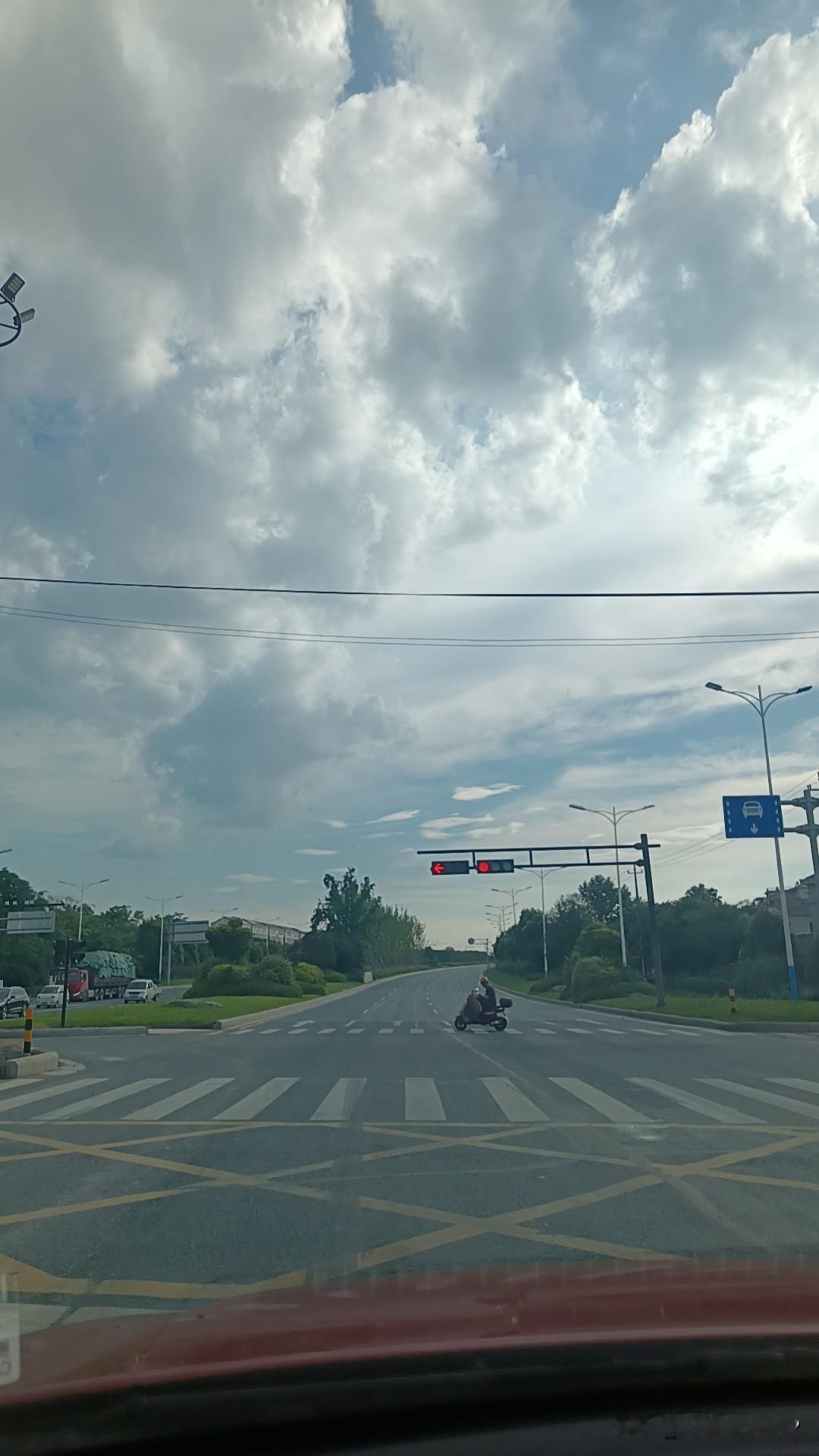 今天开车出门溜达，运气是真不错，整条大路空空荡荡，半点堵车都没遇上，开起来特别顺