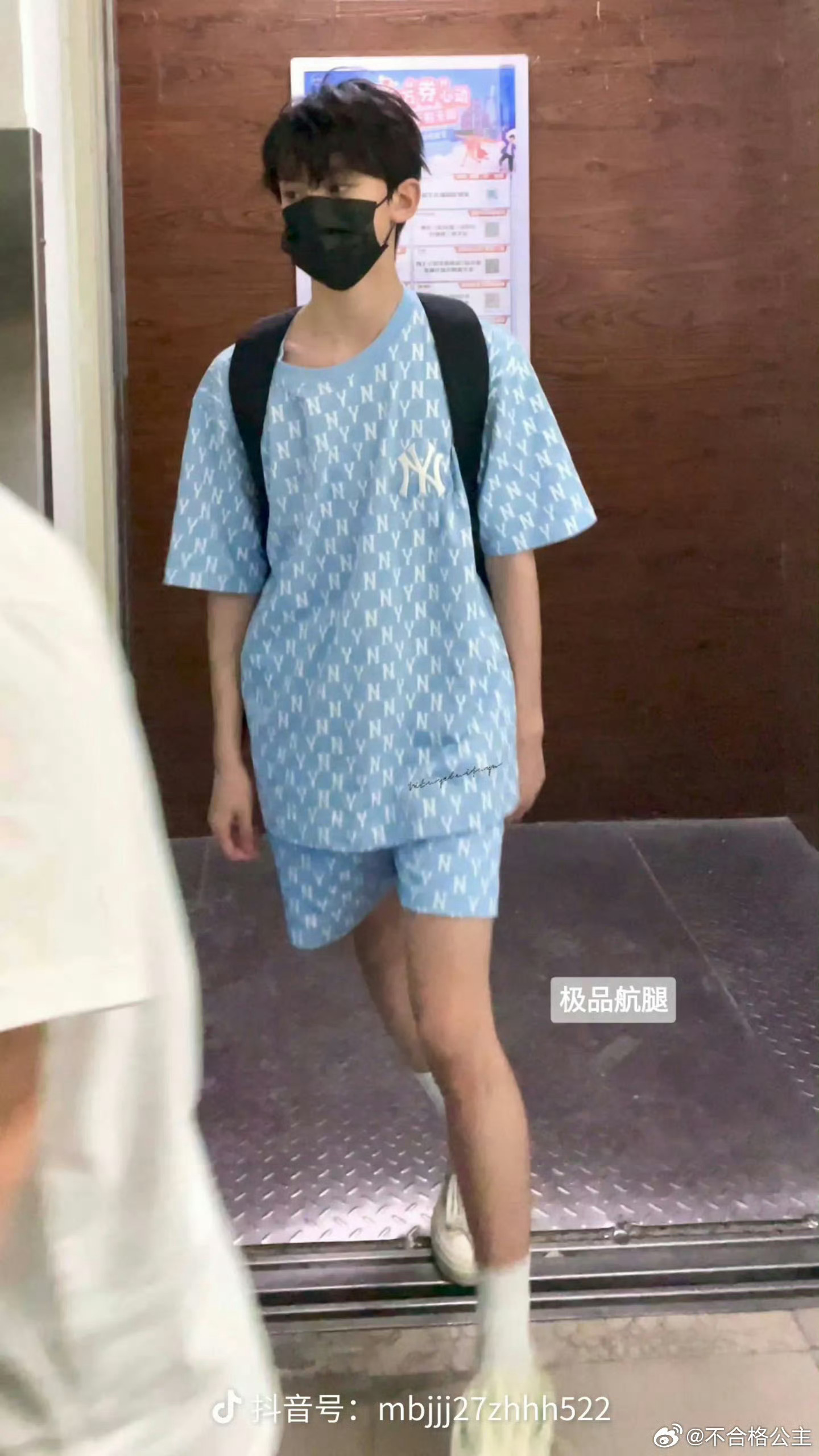 审腿坤累，航腿穿着裤子和露出来的时候有点不一样的感觉，露着的时候是赛级白幼瘦多看