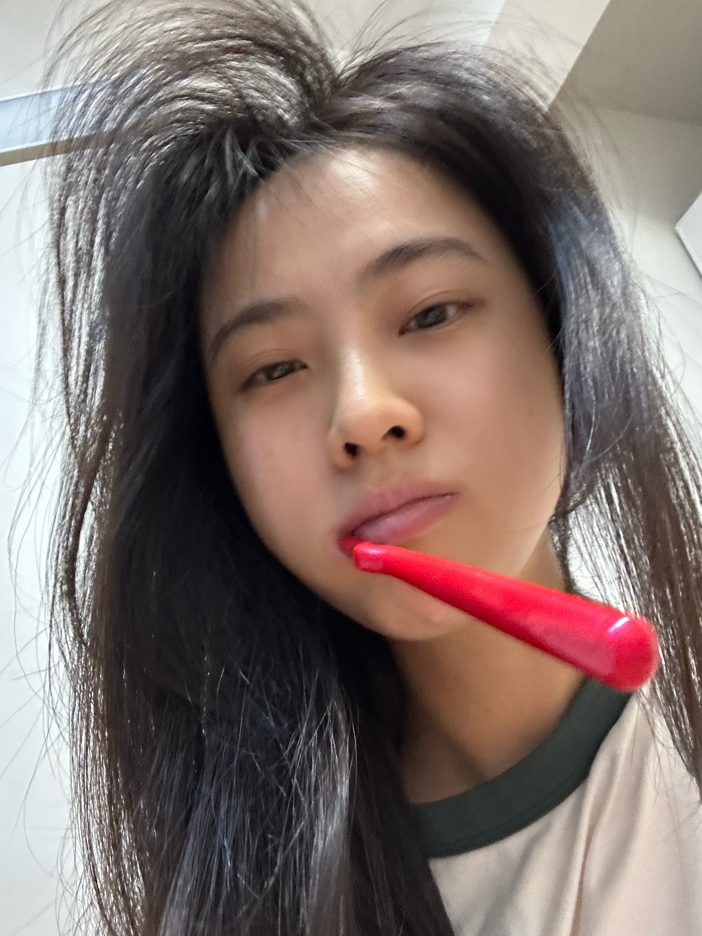 赖床中，朵朵为了让我赶紧起来陪她去吃好吃的，挤好牙膏把牙刷塞我嘴里了…… 