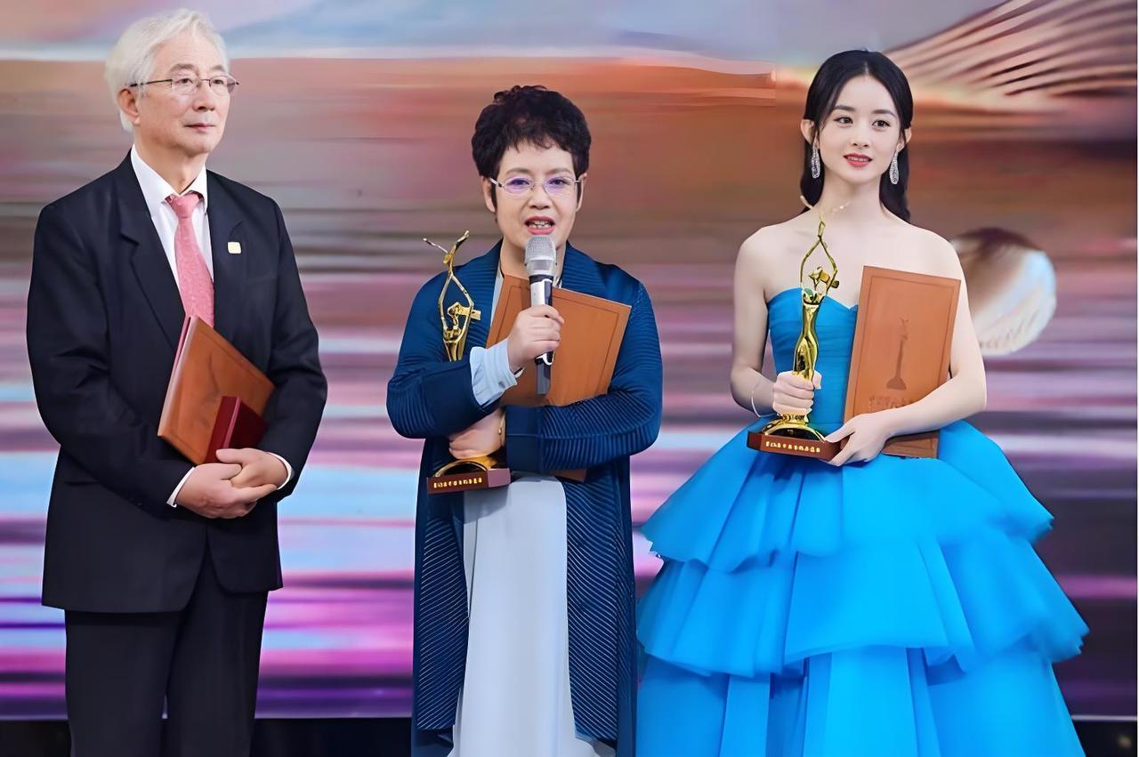 这是三位获奖的画面，赵丽颖身穿蓝色连衣裙真漂亮？