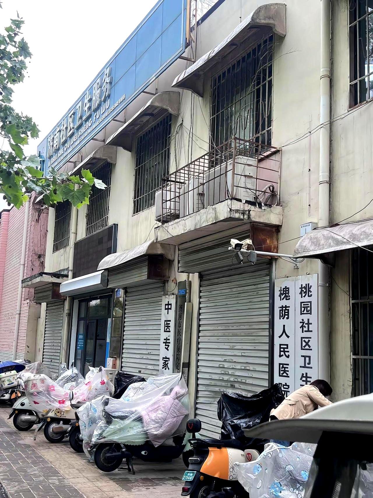 你敢信？
现在看病大夫都开始当场查“豆包”了！
感冒难受得不行，心想找个社区医院