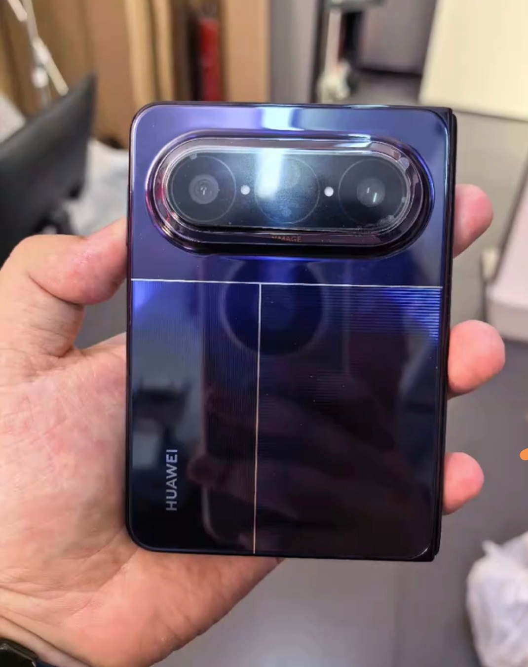 华为Pura X Max星际蓝真机照，大家觉得怎么样？？ 