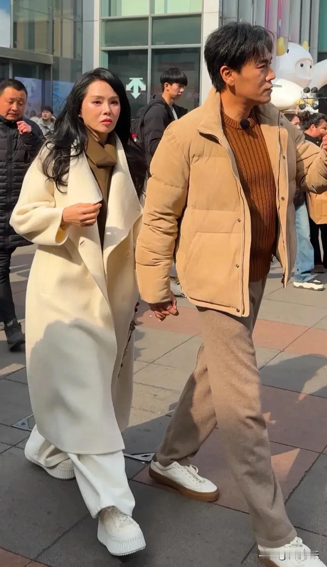 秦昊伊能静，太真实了！

秦昊伊能静回沈阳过年被偶遇！街头牵手逛吃，这个细节让网