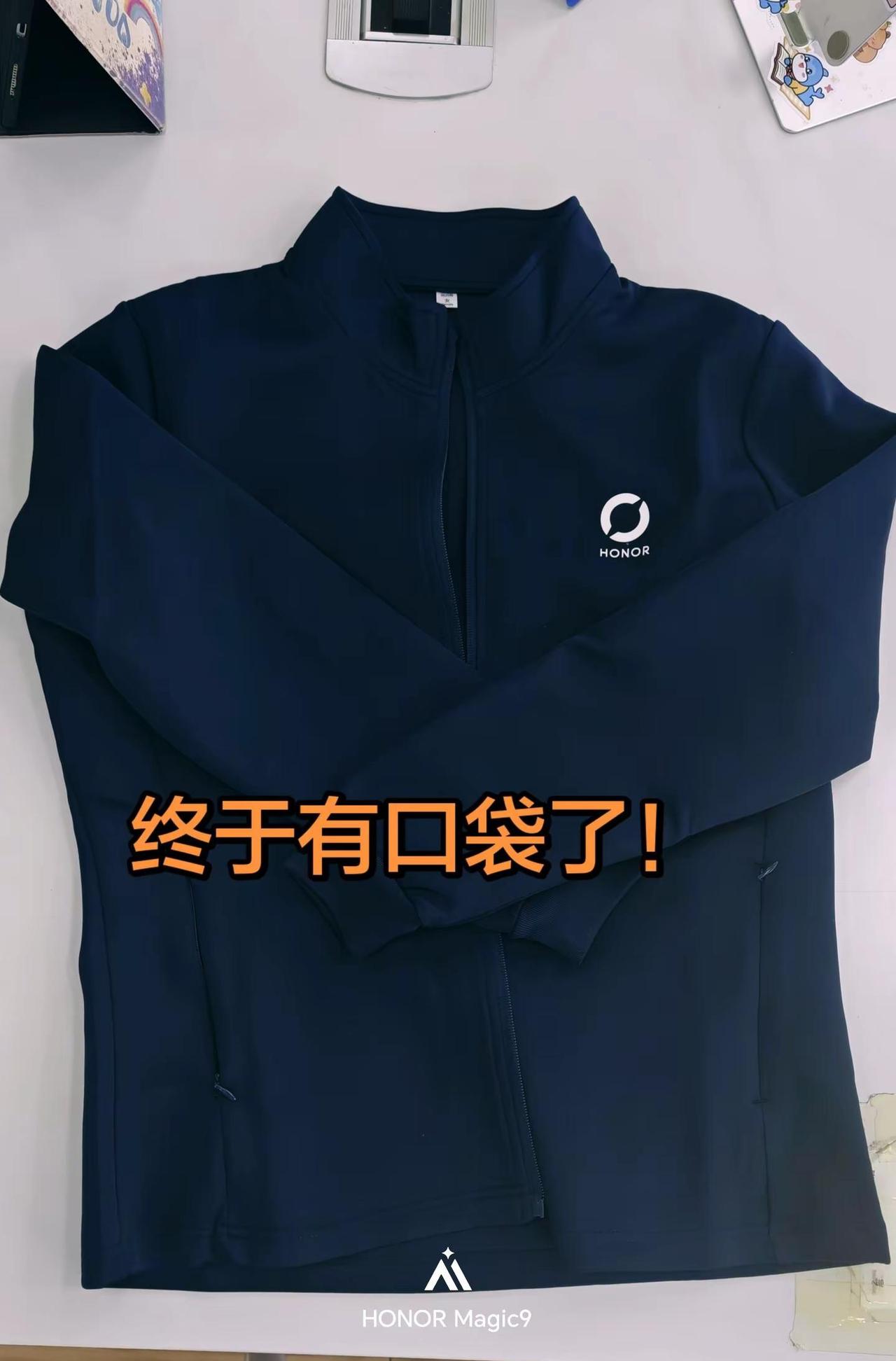 荣耀真的很听劝的，工服终于有口袋了，后面也没字了！就是不知道领口还卡不卡粉了，嘻