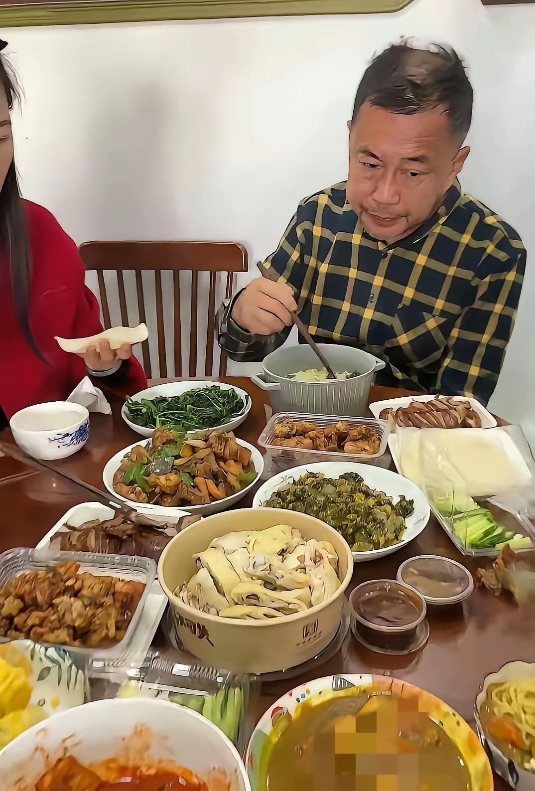 沈巍现在气定神闲、每顿硬菜一桌的日子，是他想要的么？

如今的沈巍，像被流量