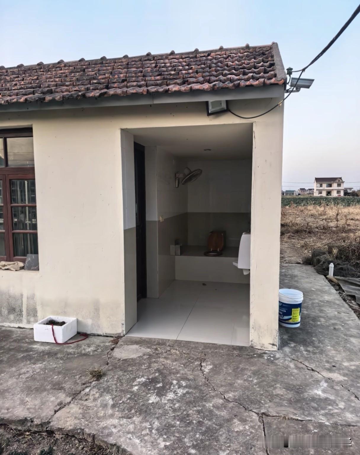 南通农村的“洗手间”，从老早到现在，从简陋到装修过，但好像始终都有不装门的习惯。