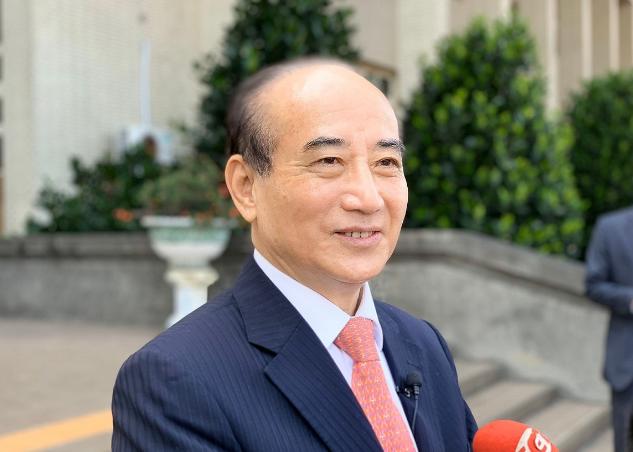 针对王金平昨呼吁郑丽文面对问题要调整，媒体人黄暐瀚在7月4日，一档节目中表示，“