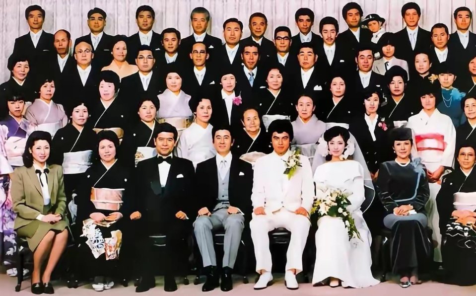 山口百惠结婚照。那时候她刚满21岁。她不是最漂亮的，但绝对是最舒服最受喜欢的。 