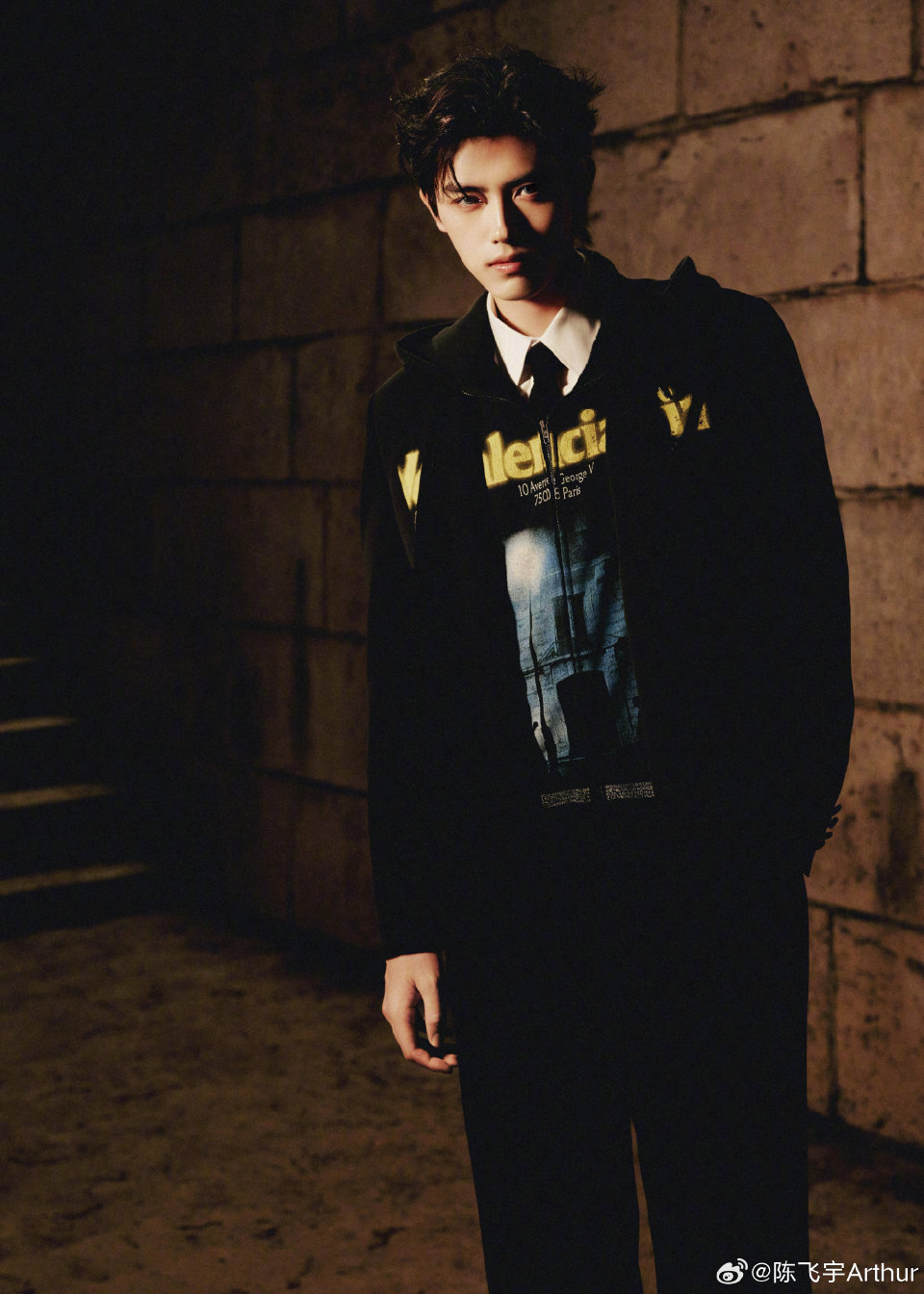 陈飞宇异瞳返场 异瞳陈飞宇杀疯了！单边耳钉+清冷贵气，白衬衫禁欲黑外套慵懒，每一