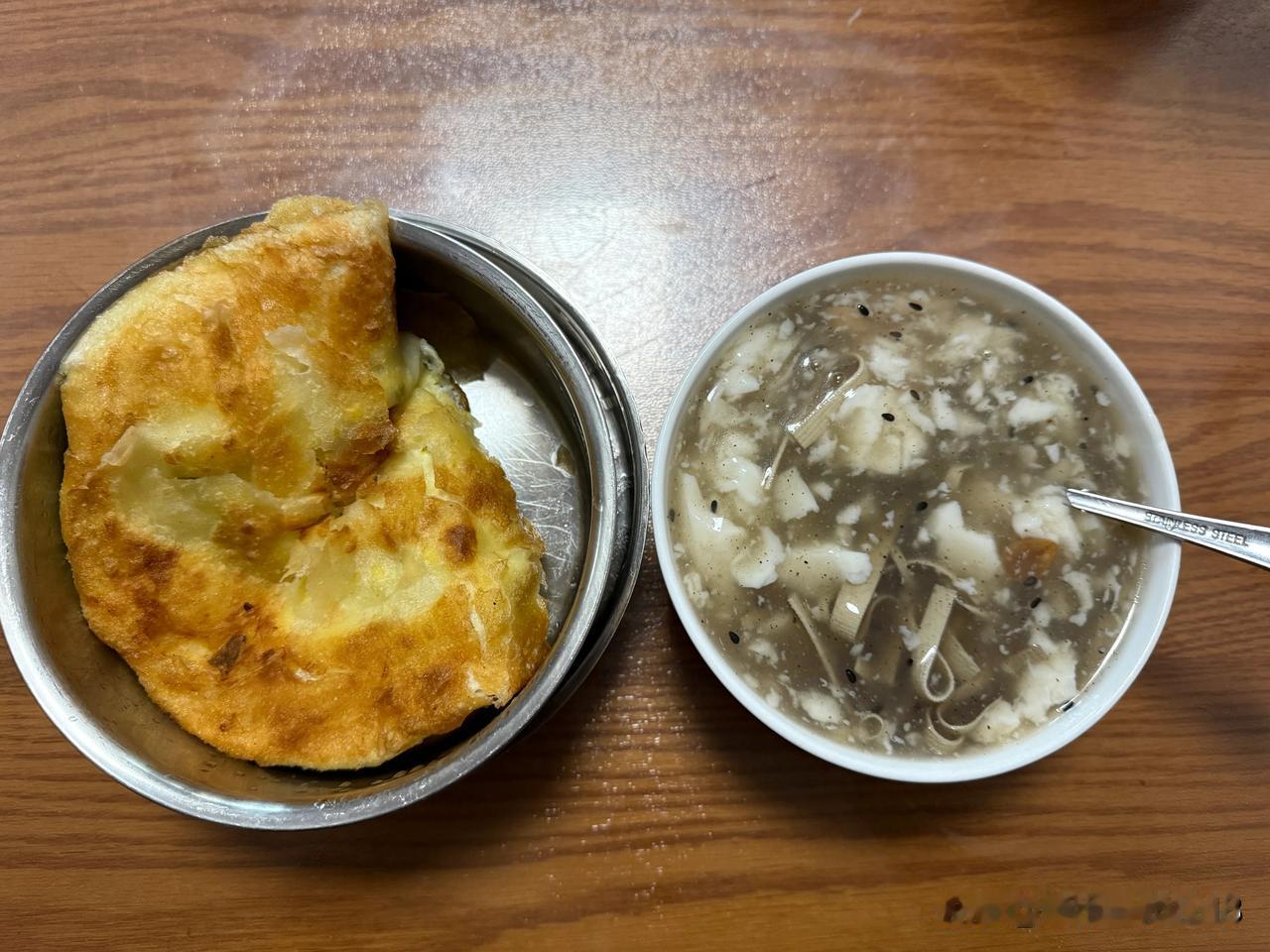 豆腐脑➕油茶
鸡蛋灌饼
皖北口味早餐
不错
大家有机会试试
朋友们早安
[大笑]