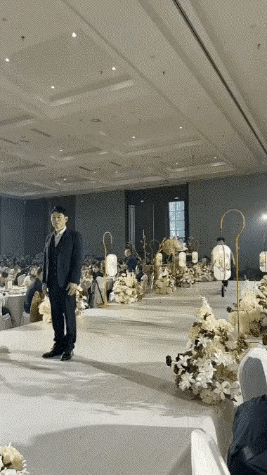 婚礼现场，令人气愤的一幕！新郎站在台上等新娘进场，不料，一个朋友婚闹恶作剧，从新