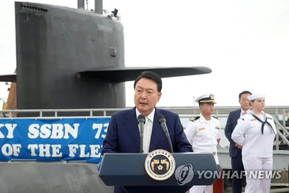 尹锡悦警告朝鲜挑衅就意味着灭亡。韩国总统尹锡悦19日登上美国停靠在韩国釜山港的战