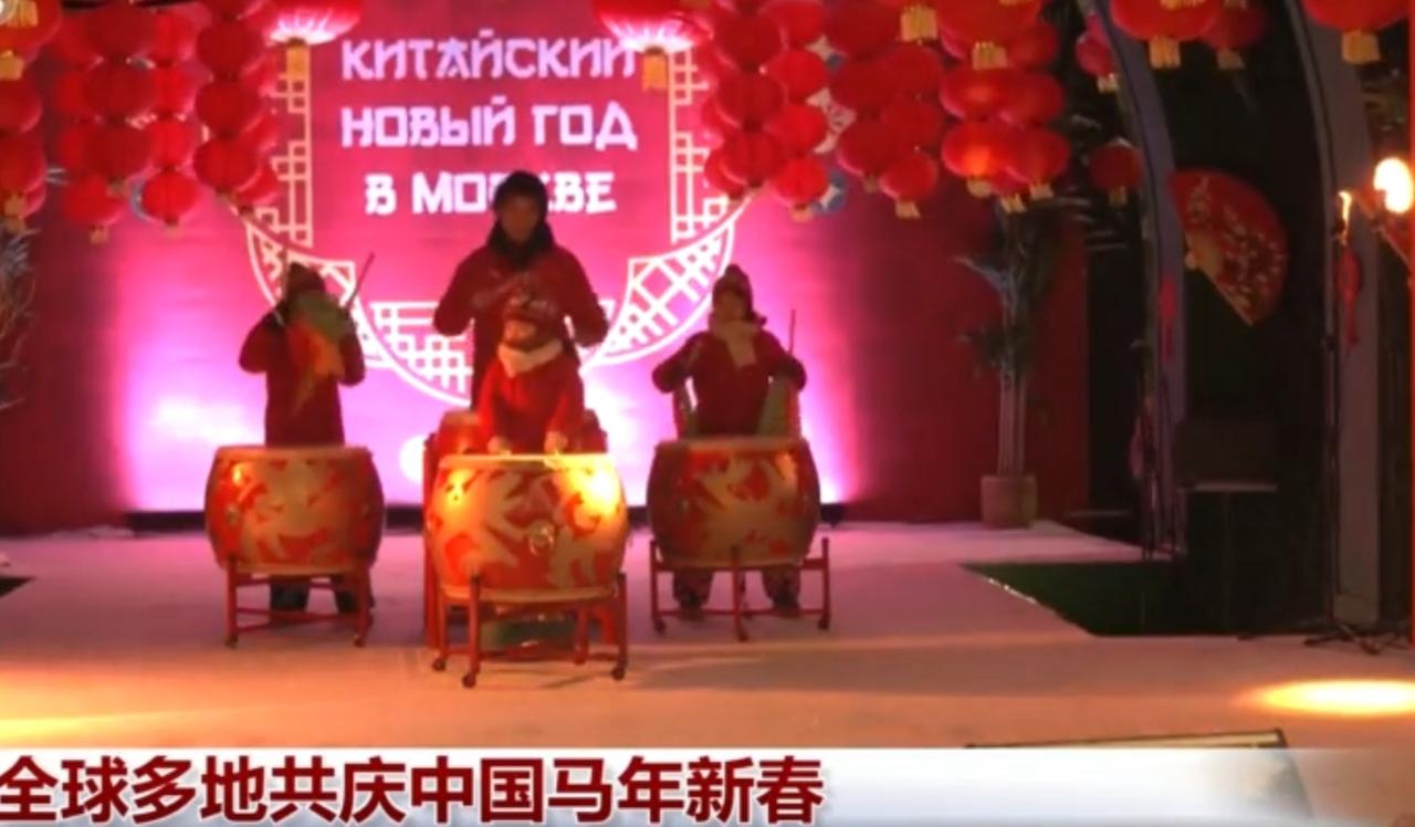 冰雪莫斯科，浓浓中国年。激昂的鼓点响彻全场，红黄醒狮腾跃起舞，民乐合奏婉转悠扬。