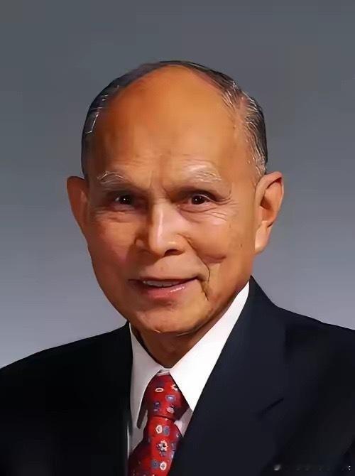 1950年，霍英东送给志愿军的货物被海盗劫持，他自己也被海盗用枪顶头，霍英东的呼