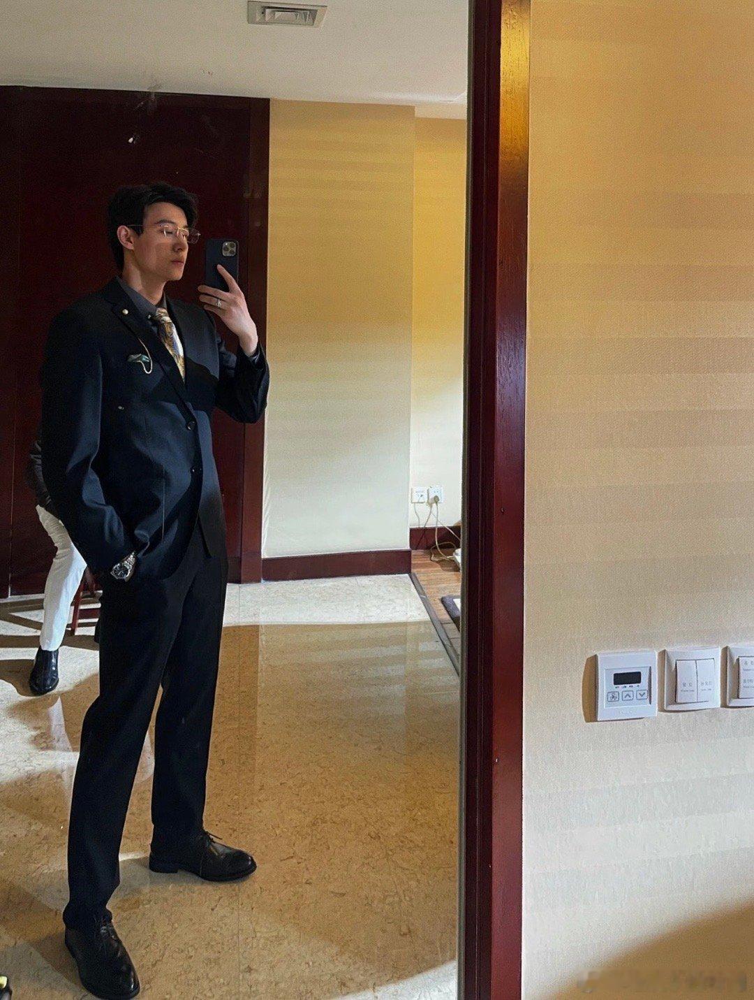 马小宇走红毯都怕粉丝饿着 红毯气场全开，转头就操心粉丝饿不饿，问要吃啥，执行力绝