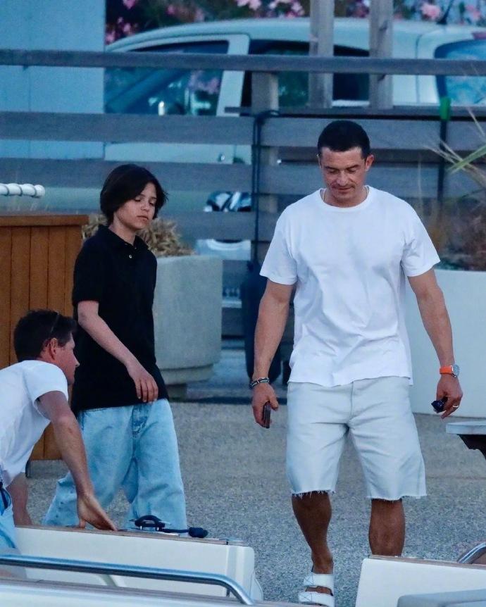 48岁的精灵王子“换血”保青春，被调侃交了智商税，他默默删除了信息。
奥兰多·布