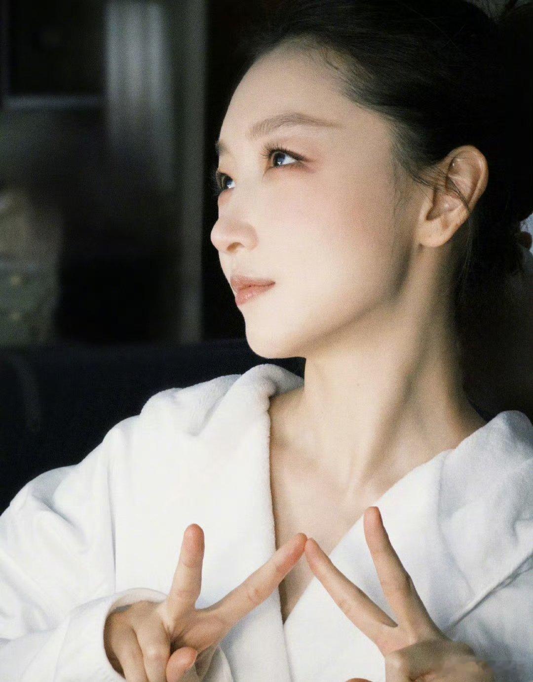 周冬雨回应录综艺挂脸周冬雨真的太圈粉了！不掩饰内向，不假装外向，真实做自己，害羞