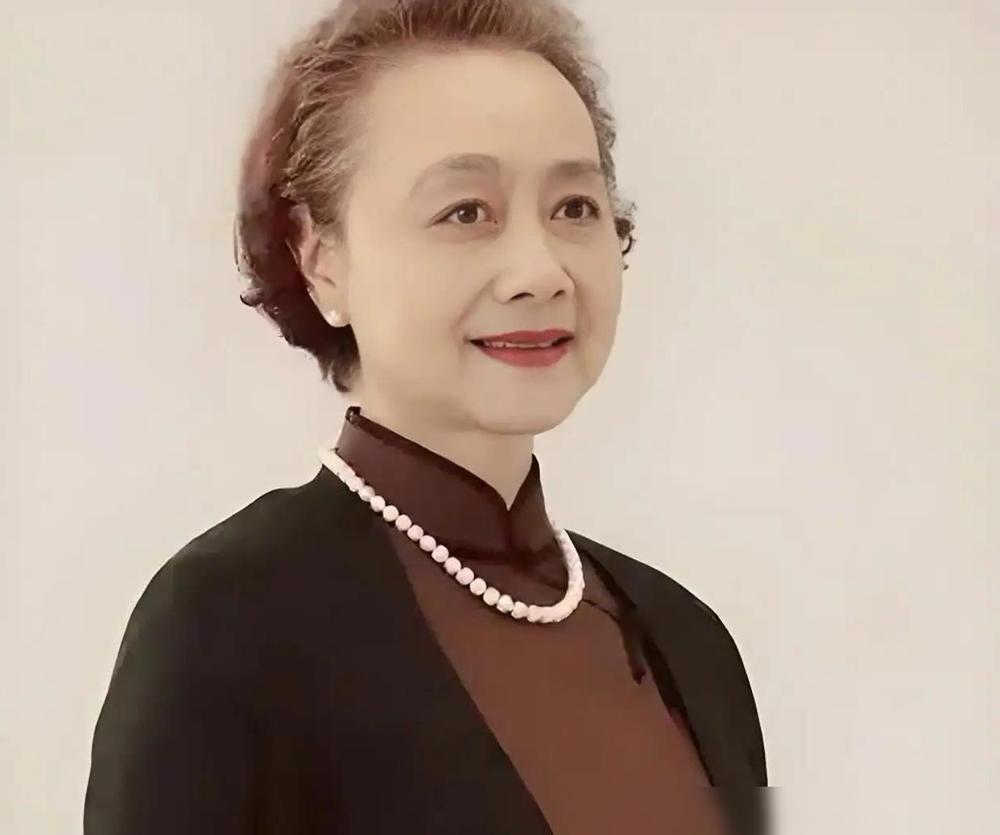 75岁金鸡奖得主黄梅莹卧床两年。

说真的，这几年娱乐圈这种消息看多了，我反倒觉