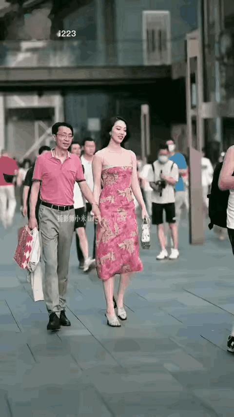 2023年高考励志语：
孩子你要好好考，
考好你要当领导，
穿上西装戴手表，
领
