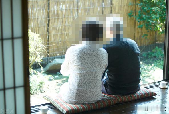 重庆，一男子跟女友同居，同居期间男子不幸离世。女友当时也没有及时告知他的子女，而