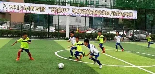 这是一则关于杭州一位“05后”年轻小伙的励志故事。他的母亲喜欢著名足球运动员巴乔