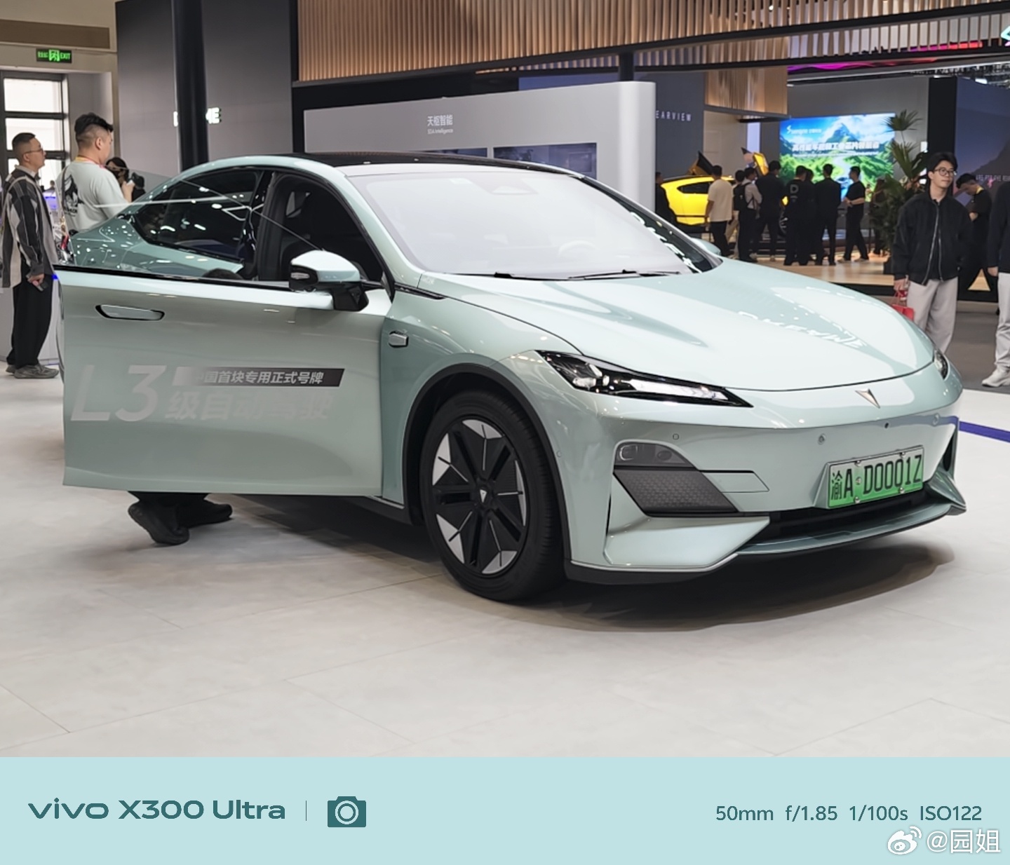 这次北京车展上深蓝展台确实很有看头。不仅在车展上发布了最新的深蓝L06车型。而且