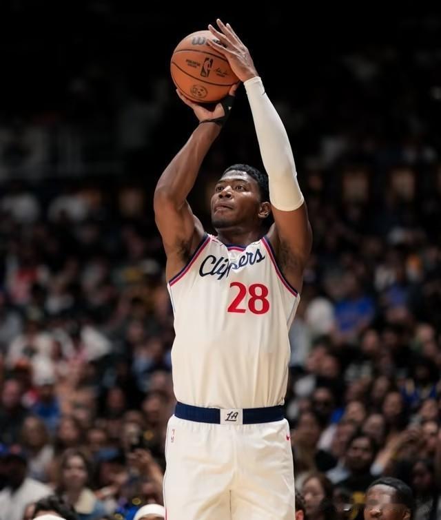 不知湖人是否后悔放走八村垒？
在今天举行的NBA季前赛中，快船对阵勇士，八村垒表