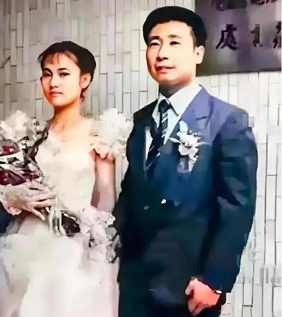 1983年，曾叛逃到台湾的飞行员王学成结婚了，在婚礼上，王学成笑得满脸灿烂，开心