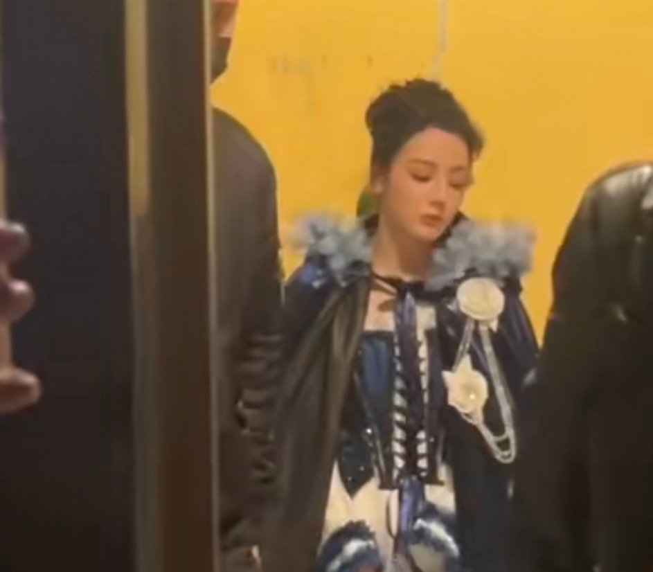 迪丽热巴公主盘发look迪丽热巴蓝色斗篷 ​迪丽热巴公主盘发look，蓝色斗篷好