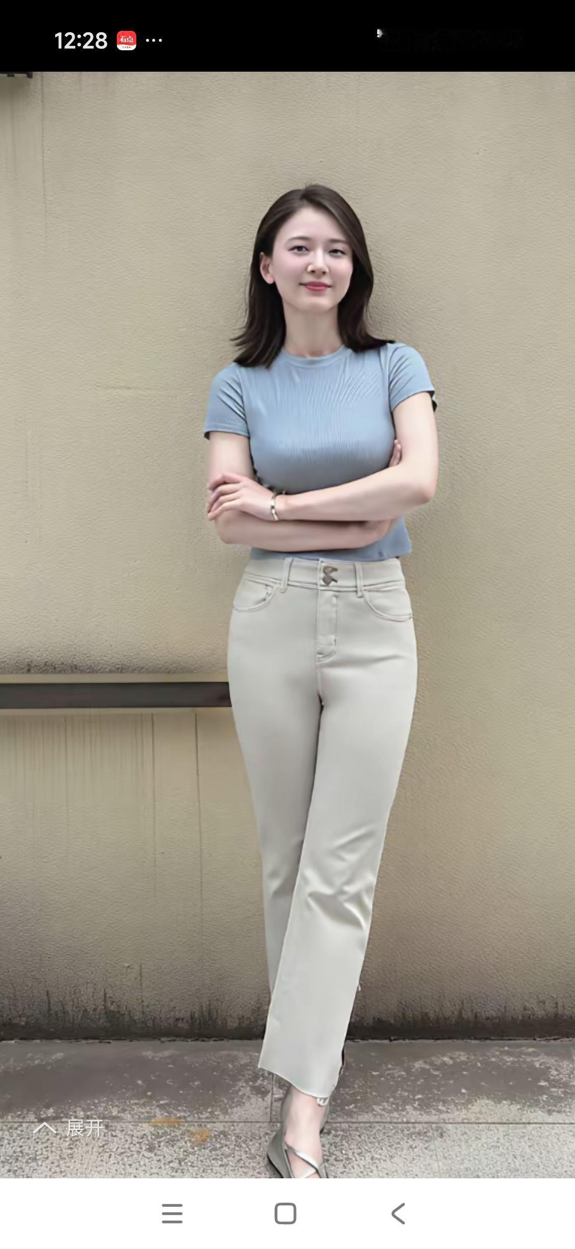 这白衣女子功夫了得！刚柔并济，干净利落，余音袅袅。妩媚动人。[赞][赞][赞][