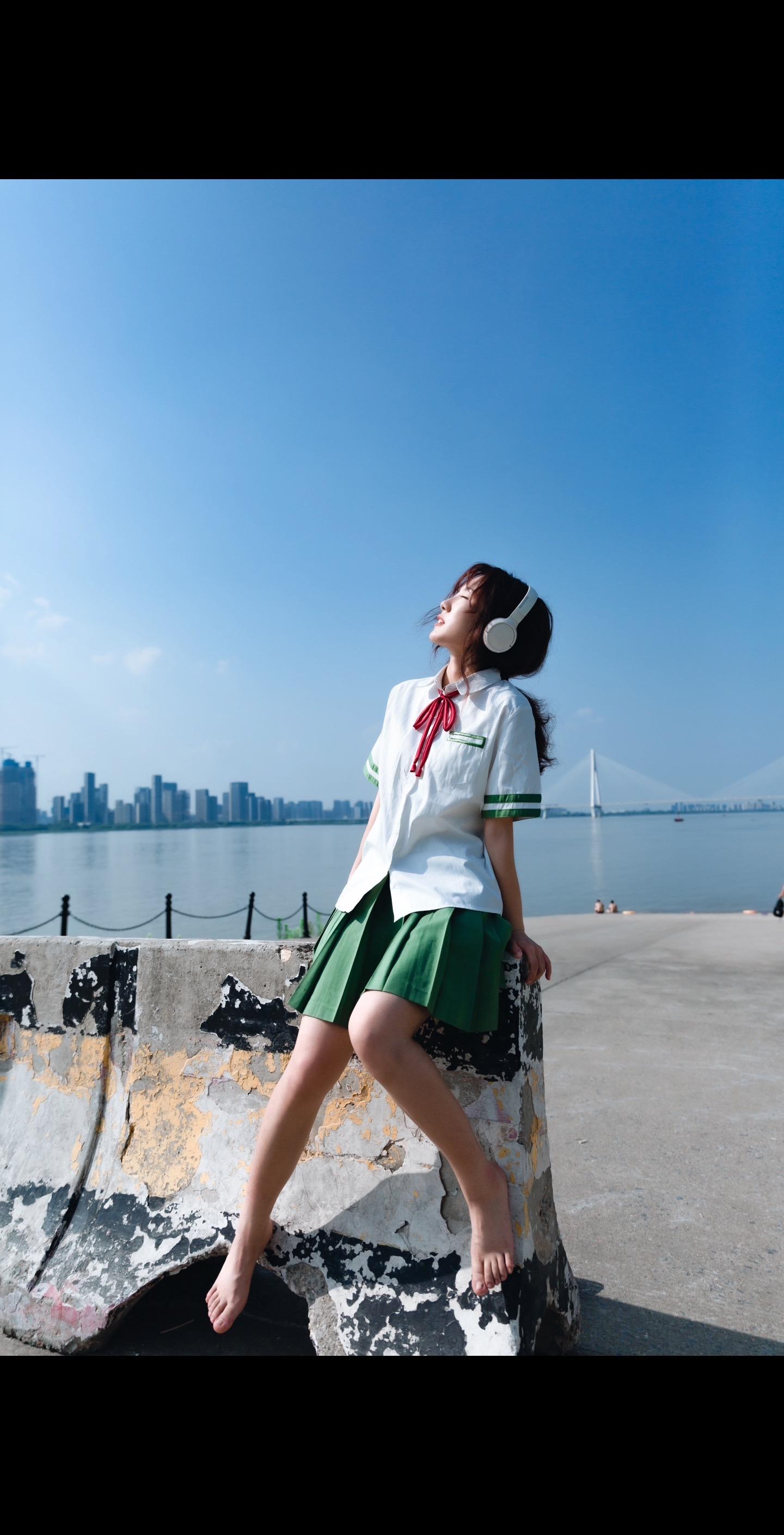 jk少女｜走进宫崎骏的夏天｜青春永不散场。《jk少女夏日写真》
摄影师：丁子墨
拍摄地点：武汉 青山江滩
拍摄器材：佳能6D2   适马24-70镜头