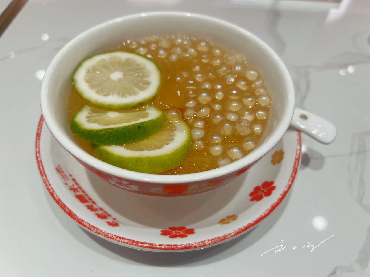 广东的糖水真是太优秀了！品种又多，味道又好。今天喝的这一碗糖水里有好多像珍珠一样