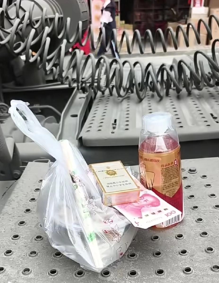 一位大货车司机，12月12日报道，在厂区里卸完货正在收拾东西时，货主老板的一个举