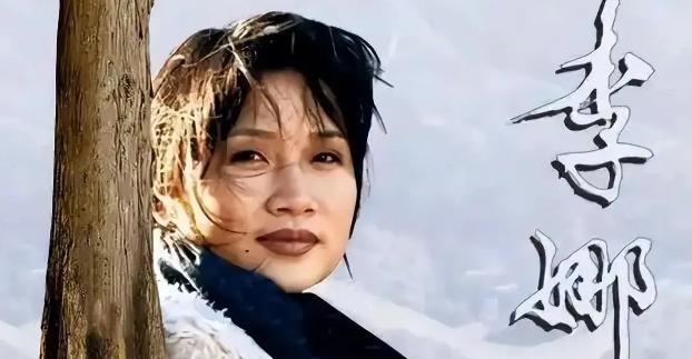 2000年，姜昆在洛杉矶街头，突然遇到削发为尼，穿粗布僧袍的歌手李娜，十分惊讶她