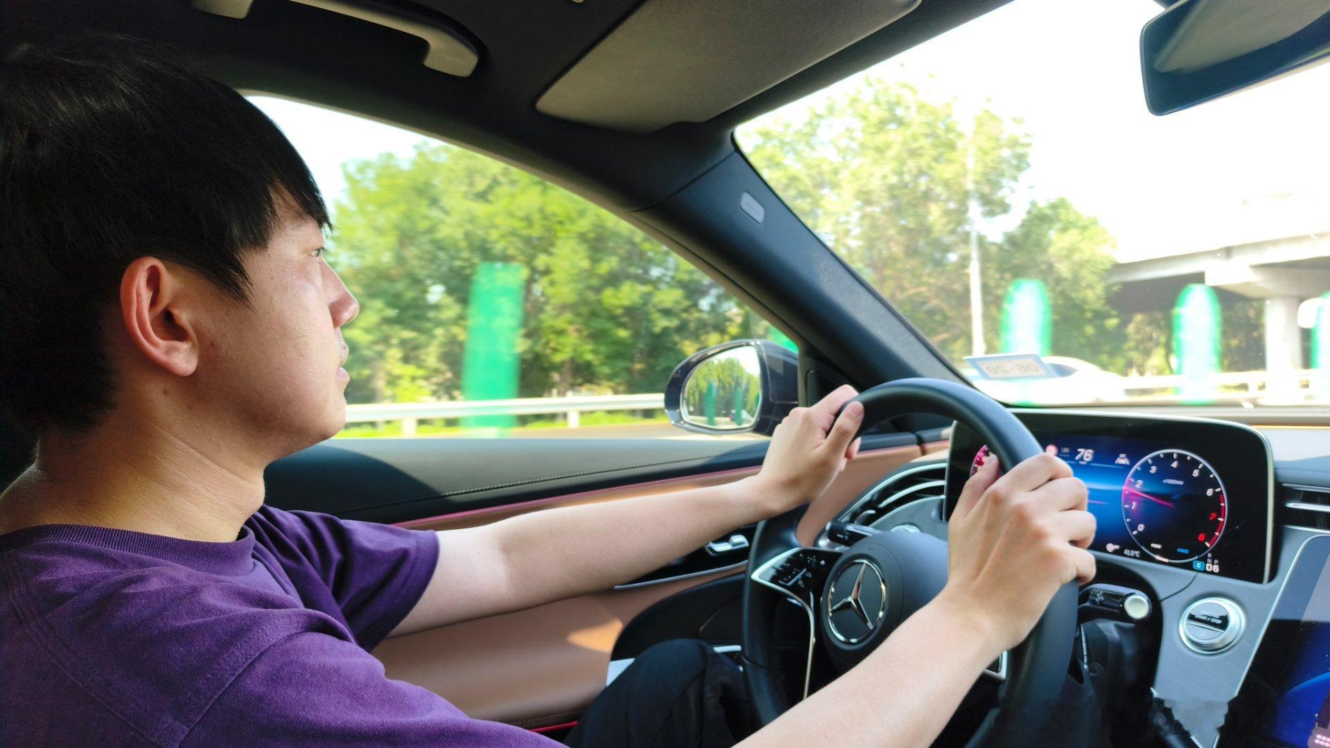 摄像小哥的德原奔10个月跑了28088km了。开着它，闻着德原奔驰味儿，到哪那就