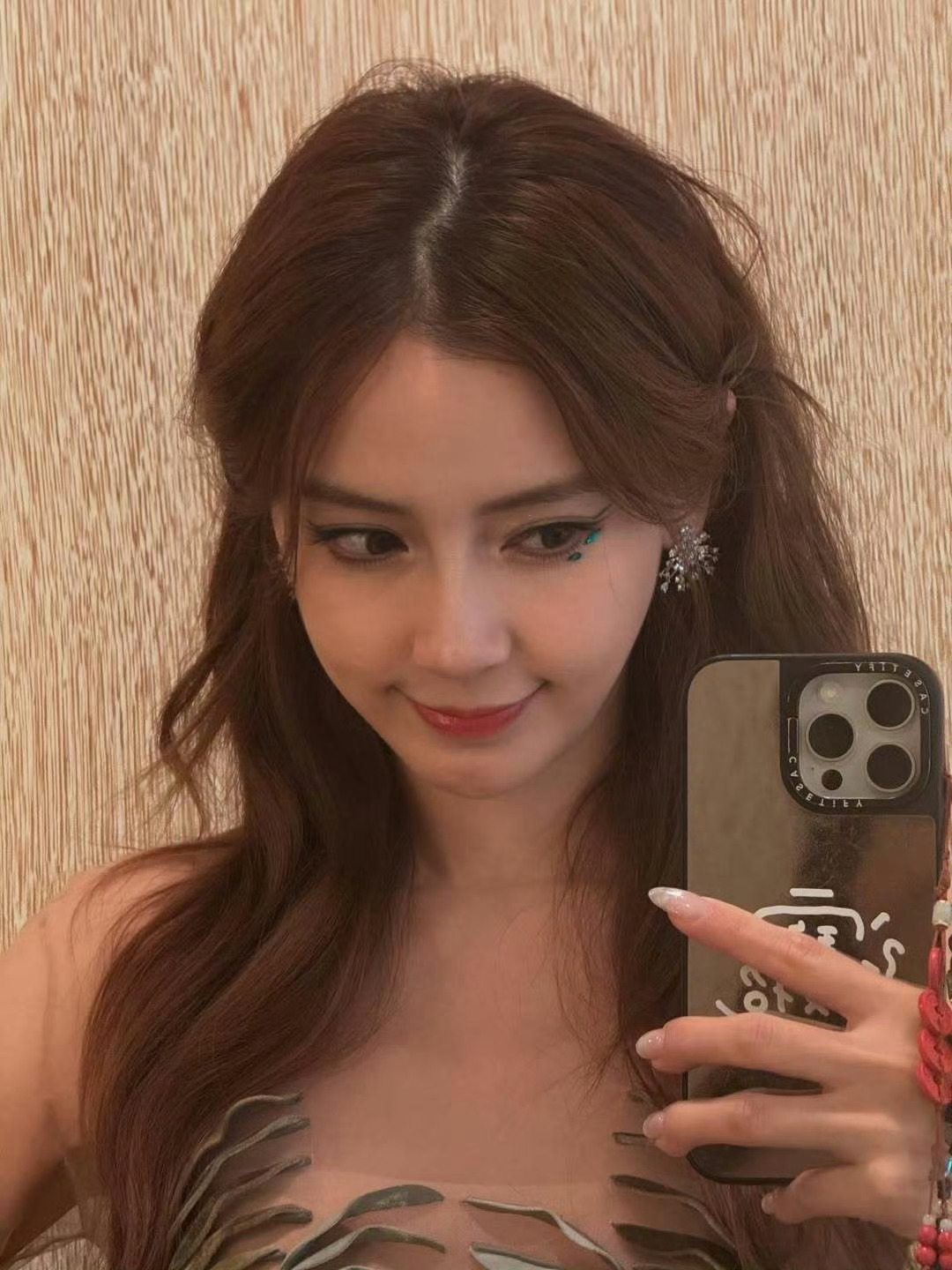 angelababyangelababy “别人追逐聚光灯的灼热，我独爱你在练习