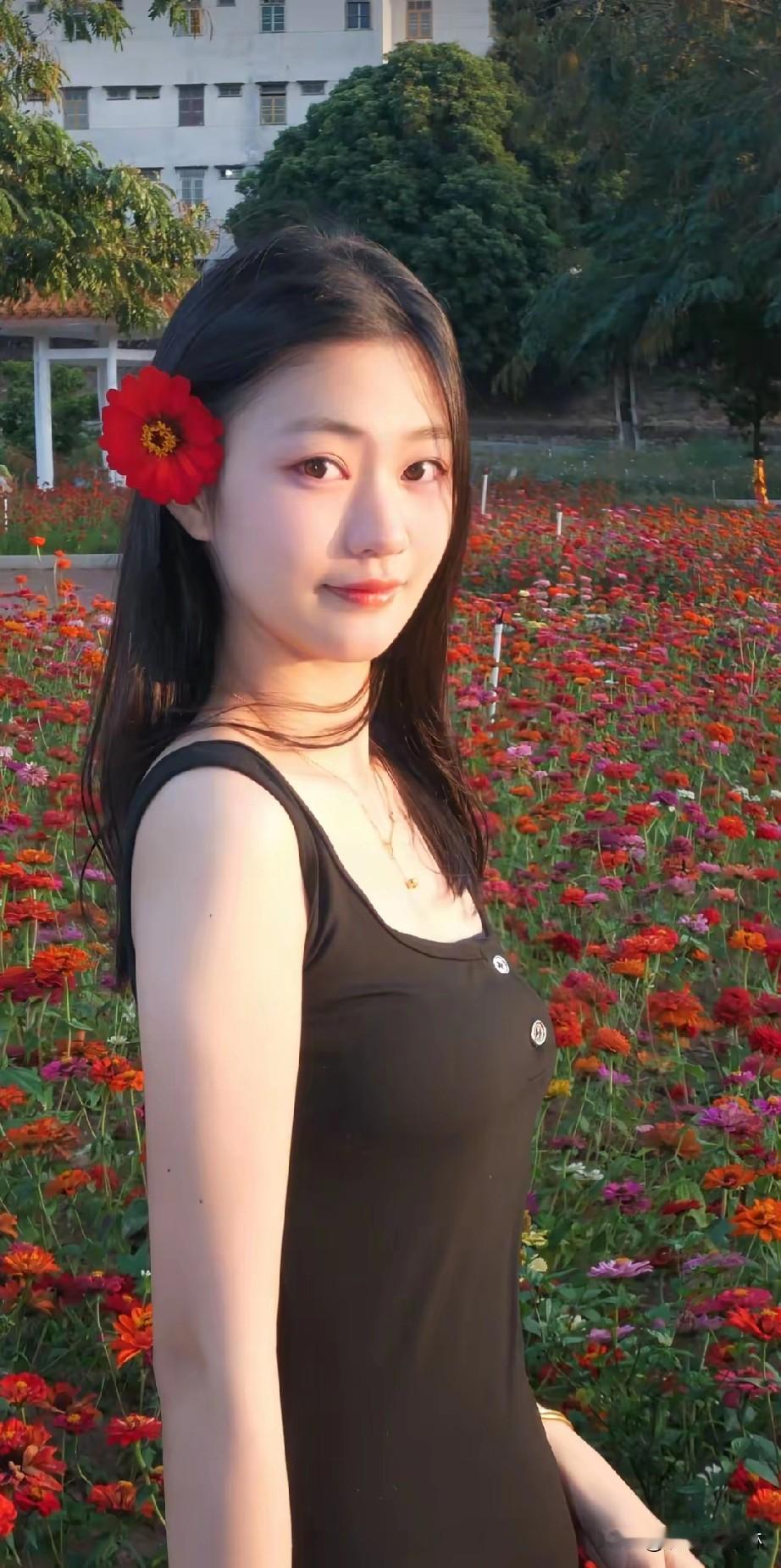 阳光下的少女与花海，美得像一幅画