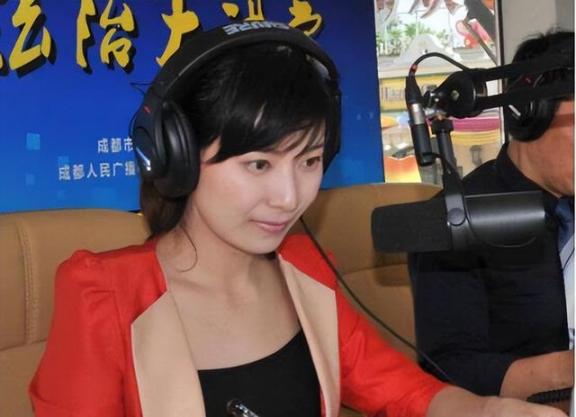 2015年，四川卫视美女主持人佟瑶，聚完餐回酒店的途中，因为内急下车去路边草丛小